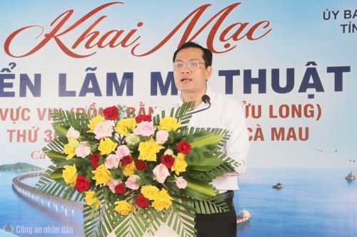 Ông Ngô Vũ Thăng, Phó Chủ tịch UBND tỉnh Cà Mau phát biểu khai mạc triển lãm.