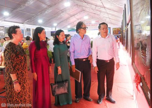 Các đại biểu tham quan các tác phẩm trưng bày tại triển lãm.