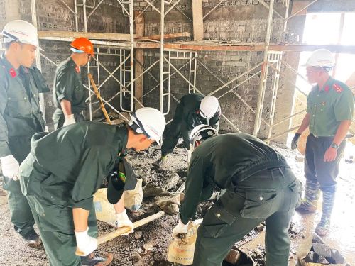Công an tỉnh Lâm Đồng hỗ trợ dọn dẹp ở công trình trường học vùng biên giới.