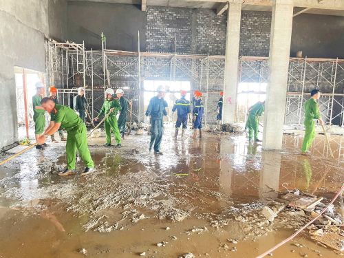 Đoàn viên, thanh niên Công an tỉnh Lâm Đồng tham gia dọn dẹp trường học ở khu vực biên giới.