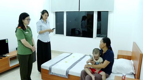 Hai bà cháu được Công an tỉnh bố trí nơi ở an toàn cùng nhu yếu phẩm để tránh lũ.