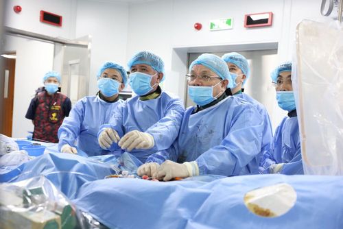 Các bác sĩ Viện Tim mạch, Bệnh viện 19-8 can thiệp mạch vành cho bệnh nhân nhồi máu cơ tim.