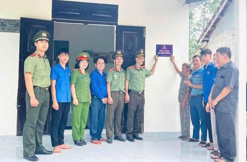 Niềm vui của bà Trần Thị Cẩm, cựu nữ Thanh niên xung phong khi được hỗ trợ sửa chữa lại nhà.