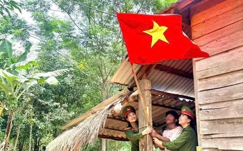 Bản làng ở vùng cao biên giới Quảng Trị rực rỡ cờ bay trước ngày lễ lớn chào mừng Quốc khánh 2/9.