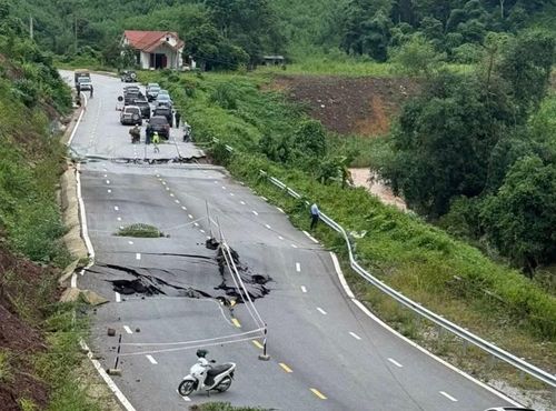Tuyến đường bị sạt lở nghiêm trọng, giao thông bị chia cắt. (Ảnh do Cục đường bộ Việt Nam cung cấp)