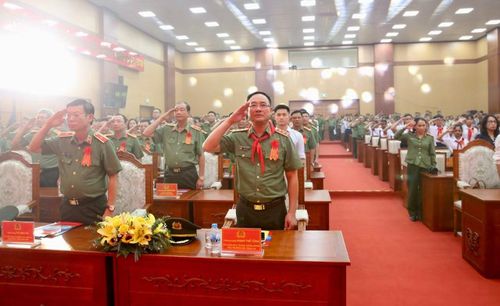 Các đại biểu thực hiện nghi thức chào cờ trước buổi lễ.