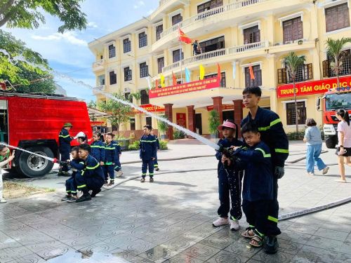 Trải nghiệm "Em làm lính cứu hỏa" của học sinh TP Huế.