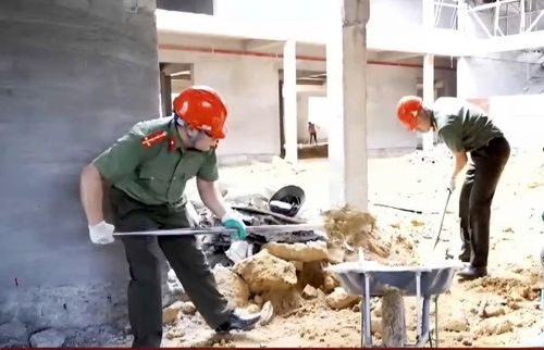 Cán bộ, chiến sĩ Công an tỉnh Lạng Sơn hỗ trợ nhà thầu, các đơn vị thi công nhiều phần việc nhằm đẩy nhanh tiến độ thi công.