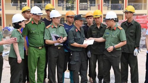 Đại tá Vũ Thanh Tùng động viên cán bộ, chiến sĩ các đơn vị thực hiện nhiệm vụ hỗ trợ công tác thi công xây trường.