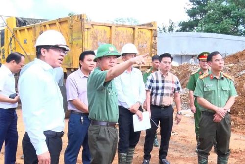 Đại tá Triệu Tuấn Hải, Phó Giám đốc Công an tỉnh trực tiếp kiểm tra, chỉ đạo công tác xây dựng Trường phổ thông liên cấp Mẫu Sơn.