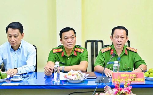 Thượng tá Nguyễn Thành Danh thông tin tại buổi toạ đàm.
