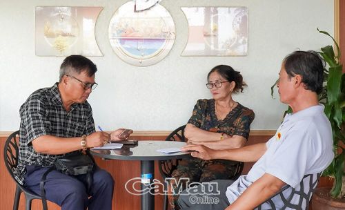 Thành viên Tổ công tác xã Tân Tiến đến tận nhà người dân để kiểm tra, đối chiếu thông tin đất đai.