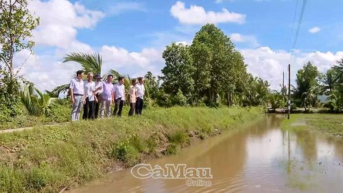 Tổ công tác xã Vĩnh Phước chủ động phối hợp với người thân các hộ đi làm ăn xa để thu thập dữ liệu.