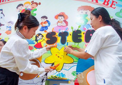 Trước ngày tựu trường, giáo viên Trường Mầm non Hoa Mai, Xã Hồ Thị  Kỷ, sáng tạo thêm dụng cụ học tập, trang trí lớp học, giúp trẻ thích thú hơn khi đến lớp.