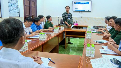  Trưởng Cảng cá Sông Đốc Phạm Anh Thương báo cáo tình hình hoạt động của cảng.