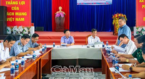 Đại diện Ban Quản lý các cảng cá tỉnh báo cáo tình hình hoạt động của Cảng cá Khánh Hội và Cảng cá Sông Đốc.