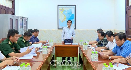   Ông Phạm Văn Mười, Phó Giám đốc Sở Nông nghiệp và Môi trường, Trưởng đoàn khảo sát, trao đổi sau buổi khảo sát tại Cảng cá Sông Đốc.