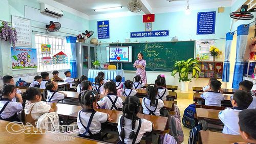 Các em học sinh Phân hiệu 1 Trường Tiểu học Phùng Ngọc Liêm bắt đầu làm quen với môi trường học tập mới.