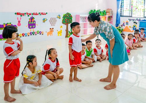  Những ngày đầu đến trường là khoảng thời gian để trẻ từng bước thích nghi với môi trường mầm non.
