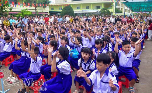 Các em học sinh lớp 1 Trường Tiểu học Phùng Ngọc Liêm (phường Bạc Liêu) tham gia các hoạt động nhẹ nhàng, vui tươi đầu năm để quen trường, quen lớp. 