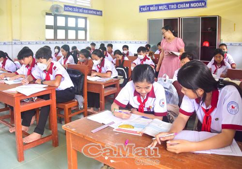  Học sinh khối lớp 9 Trường Tiểu học - THCS Võ Thị Sáu (xã Gành Hào) háo hức trở lại trường và bắt đầu đi vào nền nếp.
