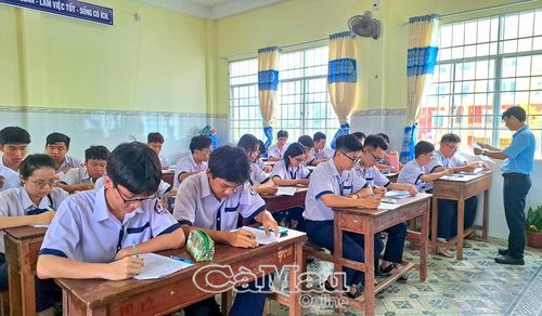 Học sinh lớp 12 Trường THPT Chuyên Bạc Liêu, phường Bạc Liêu, bắt nhịp học tập ngay ngày tựu trường.