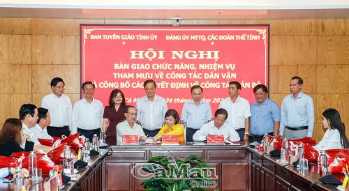 Tại hội nghị, Phó Bí thư Thường trực Tỉnh uỷ Huỳnh Quốc Việt cùng lãnh đạo các cơ quan, đơn vị chứng kiến ký 2 biên bản bàn giao.
