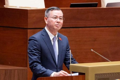 Bộ trưởng Bộ Tài chính Ngô Văn Tuấn  trình bày tóm tắt Báo cáo giải trình, tiếp thu, chỉnh lý dự thảo Nghị quyết của Quốc hội - Nguồn: Quốc hội