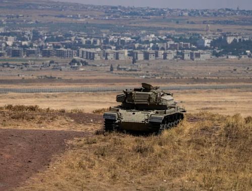 Chiếc xe tăng của Israel hoạt động gần đường ranh giới ngừng bắn tại Cao nguyên Golan. (Ảnh: Reuters)