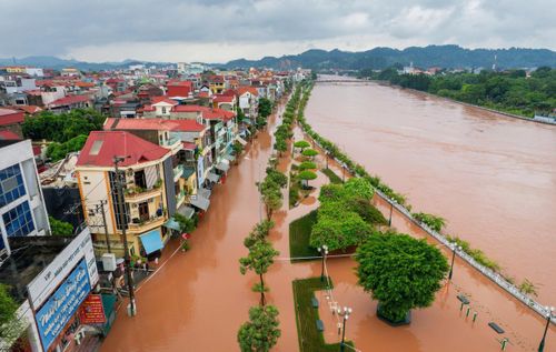 Nước sông Kỳ Cùng dâng cao, nhiều khu vực ven sông bị ngập sâu. (Ảnh: Trần Hùng).