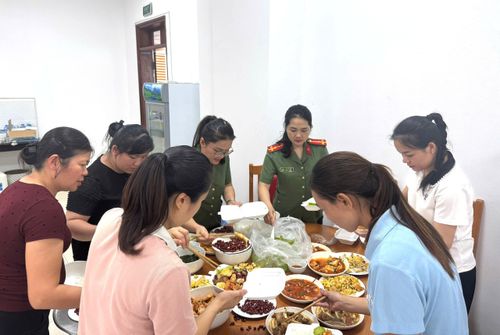 Các chiến sĩ Công an Lạng Sơn tham gia nấu cơm cho người dân lưu trú tại nhà khách An Sơn.