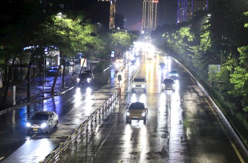 Đường Võ Chí Công không xảy ra úng ngập sau những trận mưa liên tiếp gần đây. Ảnh chụp vào tối 23-8. Ảnh Quang Thái