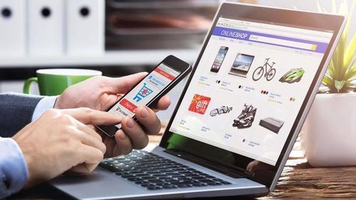 Mua sắm trực tuyến đang trở thành thói quen của người tiêu dùng. Ảnh Hiền Thanh