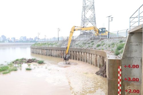 Trước đợt mưa lớn Nhà thầu thi công thanh thải cửa dẫn kênh La Khê vào hồ chứa Yên Nghĩa 1. Ảnh: Bảo Châu