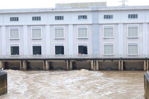 Vận hành Trạm bơm tiêu Yên Nghĩa ra sông Đáy. Ảnh: Bảo Châu