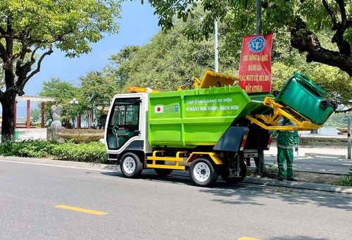 Các đơn vị vệ sinh môi trường đầu tư phương tiện vận chuyển rác hiện đại vào thu gom. Ảnh: PV
