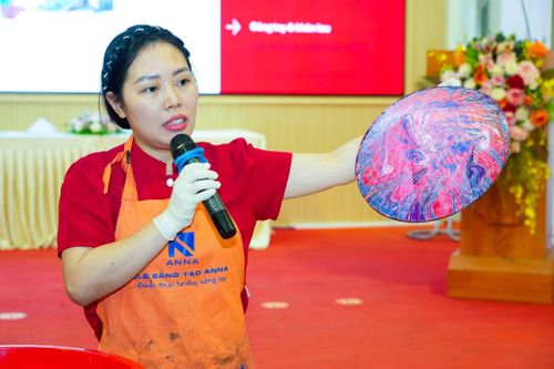 Một sản phẩm nón lá theo xu hướng hiện đại mà làng nghề hướng tới. Ảnh: VT