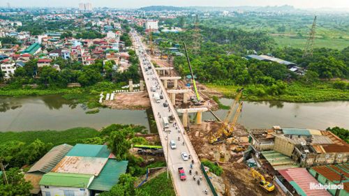 Hạng mục thi công cầu Mai Lĩnh thuộc Dự án cải tạo, nâng cấp Quốc lộ 6 đoạn Ba La - Xuân Mai. Ảnh: Phạm Hùng.