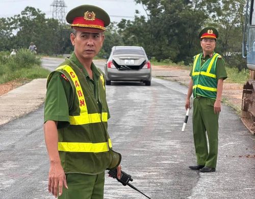 Lực lượng Công an xã Đa Phúc túc trực, thường xuyên kiểm tra các tuyến đê, khu vực xung yếu trên địa bàn. Ảnh: Công an thành phố Hà Nội