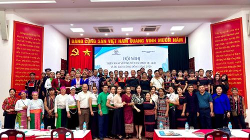 Các đại biểu và cộng đồng dân tộc đang sinh sống tại Làng Văn hóa - Du lịch các dân tộc Việt Nam chụp ảnh lưu niệm tại Hội nghị. Ảnh: H.L