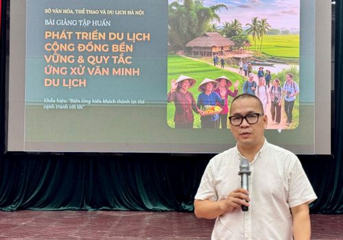 PGS.TS Phạm Hồng Long chia sẻ những kinh nghiệm, đào tạo ứng xử du lịch văn minh. Ảnh: H.L