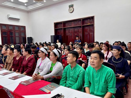 Bà con các dân tộc tham gia tập huấn về ứng xử văn minh du lịch. Ảnh: H.L