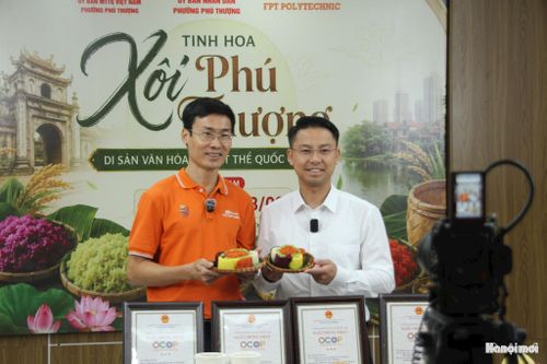 Ông Bùi Thế Cường, Phó Chủ tịch UBND phường Phú Thượng (bên phải), tại phiên livestream quảng bá xôi Phú Thượng. Ảnh: Cao Kỳ