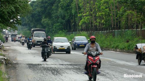 Giao thông đi lại thuận lợi trên khu vực đường gom Đại lộ Thăng Long. Ảnh: Lại Tấn