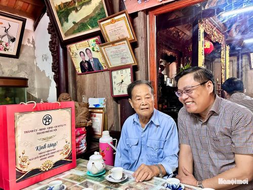 Bí thư Đảng ủy, Chủ tịch HĐND xã Đại Thanh Đặng Đức Quỳnh thăm, tặng quà ông Nguyễn Quang Minh. Ảnh: Mai Duyên