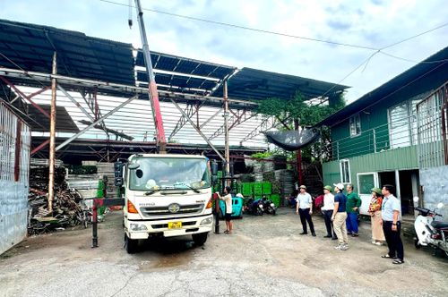 Hộ dân tự nguyện tháo dỡ công trình vi phạm. Ảnh: Nga Nguyễn