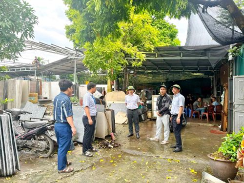 Chủ tịch UBND xã Đan Phượng Nguyễn Viết Đạt và Phó Chủ tịch UBND xã Nguyễn Đăng Thịnh kiểm tra tình hình xử lý vi phạm đất đai, trật tự xây dựng tại thôn Thu Quế sáng 24-8. Ảnh: Nga Nguyễn