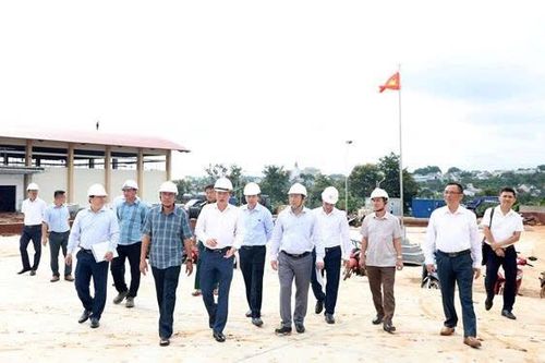 Phó Bí thư Tỉnh ủy, Chủ tịch HĐND tỉnh Lâm Đồng Lưu Văn Trung kiểm tra thực tế tại Trường Phổ thông nội trú liên cấp Tiểu học và THCS Thuận An, xã Thuận An. Ảnh: Phóng viên