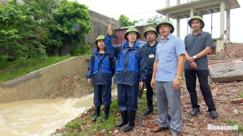 Bà Đỗ Thu Nga, Chủ tịch UBND xã Đa Phúc, Trưởng ban Chủ huy Phòng thủ dân sự xã Đa Phúc kiểm tra công tác phòng, chống lụt bão tại hiện trường. Ảnh: Đức Hiến