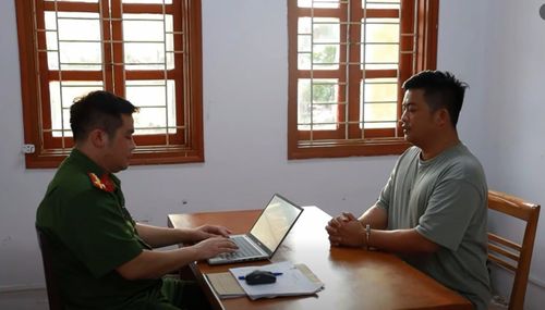 Vũ Hoàng Hải (tên thường gọi Hải “Sapa TV”) tại Cơ quan Công an. Ảnh: Bộ Công an